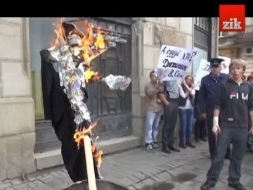 У центрі Львова спалили «корумпованого суддю». ВІДЕО