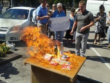 У Києві палять російські товари. ФОТО