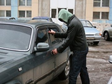 У Луцьку затримали грабіжника автівок