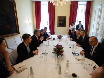 Порошенко обговорив у Мюнхені продовження санкцій проти РФ, місію ООН на Донбасі та вступ України до НАТО