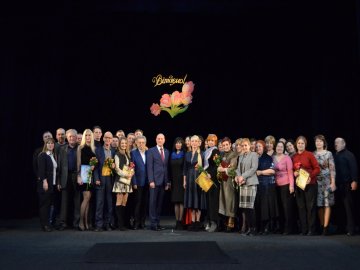 Нагороди, квіти, поцілунки: як у Луцьку театрали відзначали професійне свято. ФОТО