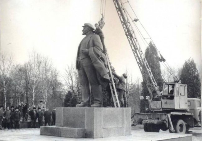 Показали, як у Любомлі демонтували пам'ятник Леніну. РЕТРОФОТО