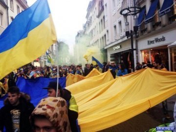 Путін - х*йло: фанати з Люксембургу підтримали Україну. ВІДЕО