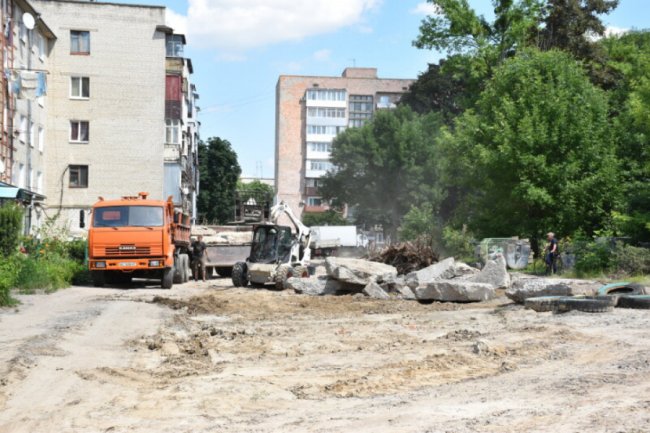 Показали, як ремонтують одну з найбільших прибудинкових територій у Луцьку. ФОТО