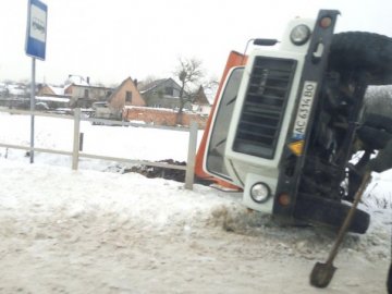 Аварія поблизу Луцька: вантажівка зіткнулась з легковиком