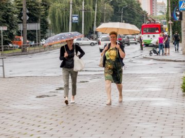 Парасольки і калюжі: дощовий день у Луцьку. ФОТО