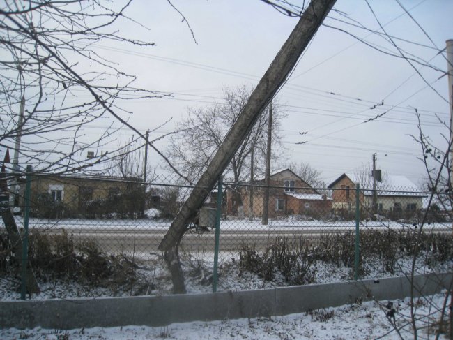 У Луцьку після аварії бетонний стовп нависає над парканом. ФОТО
