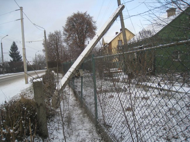 У Луцьку після аварії бетонний стовп нависає над парканом. ФОТО