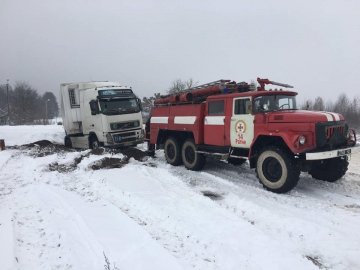 Негода на Волині: рятувальники звільнили із снігових заметів 5 фур 