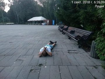 У луцькому парку виявили чоловіка, який лежав у незвичній позі. ФОТО