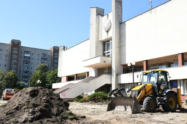 Ремонт площі перед РАЦСом у Луцьку: як тривають роботи. ФОТО