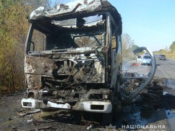 На Полтавщині на ходу загорілася вантажівка, якою кермував хлопець з Волині