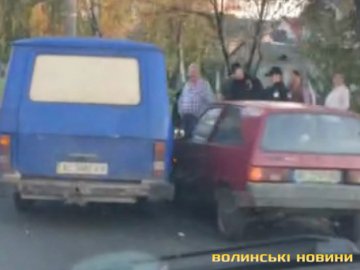 Аварія в Луцьку: зіткнулися мікроавтобус і легковик