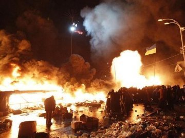 Майдан створив «стіну вогню» перед силовиками 