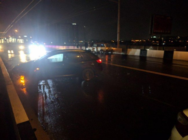 Через ожеледицю у Луцьку – масштабна аварія на мосту. ФОТО
