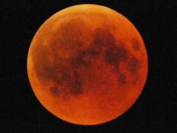 Фотограф показав магічні світлини кривавого місяця над Луцьком