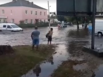 Машини по капот у воді: відео потопу в Ковелі