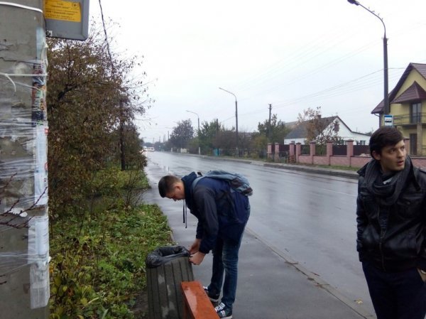 Луцькі активісти встановлюють у місті смітники. ФОТО Луцькі активісти встановлюють у місті смітники. ФОТО