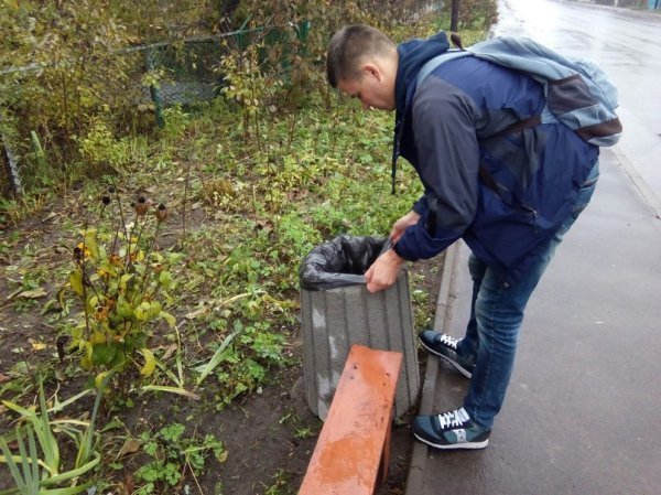 Луцькі активісти встановлюють у місті смітники. ФОТО Луцькі активісти встановлюють у місті смітники. ФОТО