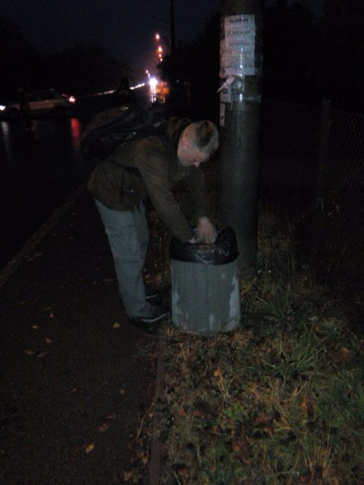 Луцькі активісти встановлюють у місті смітники. ФОТО Луцькі активісти встановлюють у місті смітники. ФОТО