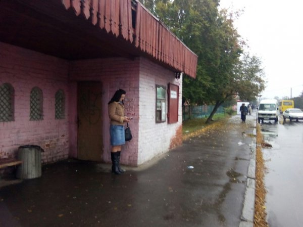 Луцькі активісти встановлюють у місті смітники. ФОТО Луцькі активісти встановлюють у місті смітники. ФОТО