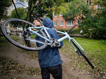 У Луцьку затримали двох чоловіків, які викрали велосипед із підвалу