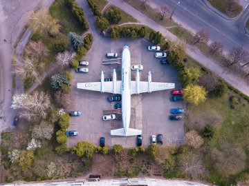 Що відомо про пасажирський літак, який стоїть на проспекті Молоді у Луцьку. ФОТО