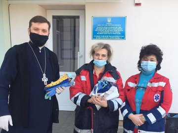 Священник з Луцька передав лікарям багаторазові захисні маски
