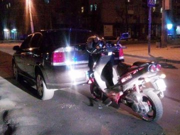 Аварія в Луцьку: скутер застряг під авто