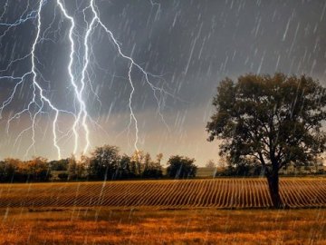 Сильні дощі, грози та град: у західних областях України очікують погіршення погоди 