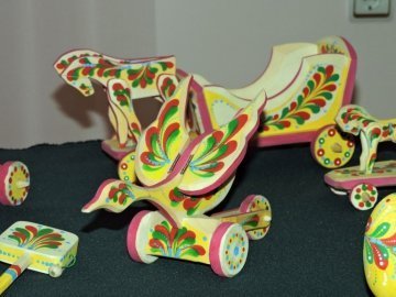 Лучани можуть відвідати унікальну виставку дерев'яних іграшок-забавок. ФОТО