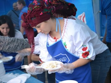 Пісні та вареники: у Луцьку відбувся фестиваль національної кухні. ФОТО