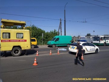 Впав і потрапив під колеса аварійного авто: у Луцьку загинув велосипедист. ФОТО 18+