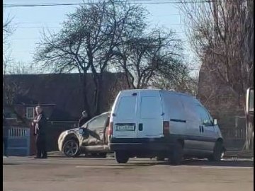 У Луцьку на Ковельській зіткнулися дві автівки: один з водіїв – у лікарні. ФОТО