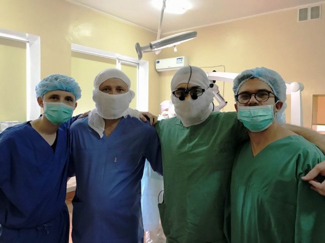 У волинській лікарні американський нейрохірург провів дітям 5 складних операцій