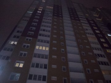 У Києві чоловік вистрибнув з вікна 19-поверхівки і ледь не вбив  перехожого