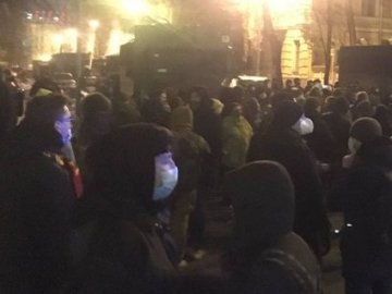 Біля Офісу президента у Києві – масова акція на підтримку Стерненка, є постраждалі та затримані