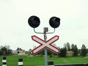 Небезпечне запізнення: у Ковелі світлофор на залізничному переїзді спрацьовує після потяга. ВІДЕО