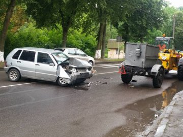 Аварія в Луцьку: легковик розтрощив передок, протаранивши трактор