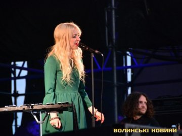 Відома співачка розплакалась на сцені «Бандерштату»