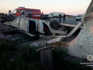 На Полтавщині автомобіль зніс зупинку: чоловік загинув на місці. ФОТО