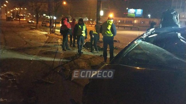У Києві автомобіль злетів з дороги і розбився: водій загинув. ФОТО