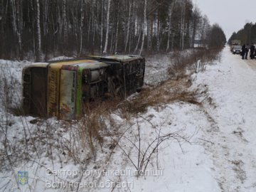 Аварія на Волині: автобус з’їхав з дороги і перекинувся