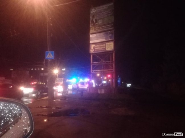 Три «швидких» та рятувальники: у Луцьку – масштабна аварія. ФОТО