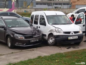 Аварія в Луцьку: фургон врізався в універсал. ФОТО