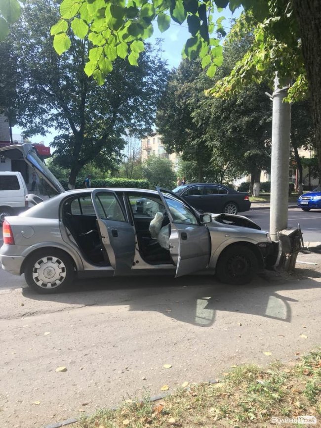 У центрі Луцька – автотроща: Opel «на бляхах» влетів в авто і протаранив стовп. ФОТО. ВІДЕО