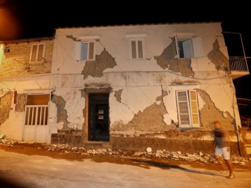 Зруйновані будинки та десятки поранених: показали наслідки землетрусу в Італії