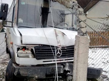 Аварія в Нововолинську: автобус зніс опору. ФОТО