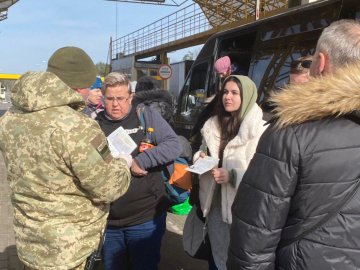 Луцькі прикордонники допомагають українцям, які застрягли на кордоні з Польщею, повернутися додому