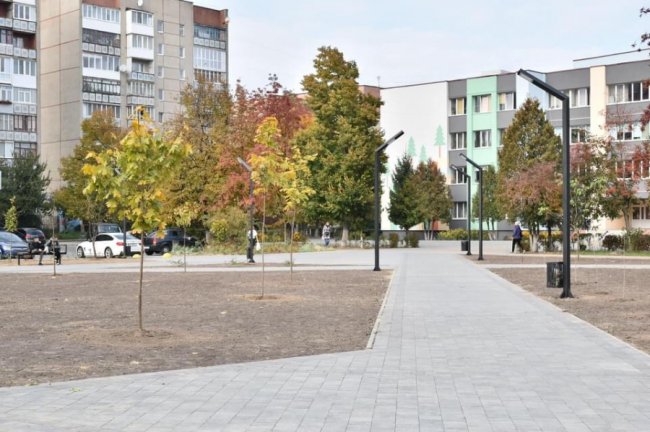 Показали завершений сквер біля 26 школи у Луцьку. ФОТО